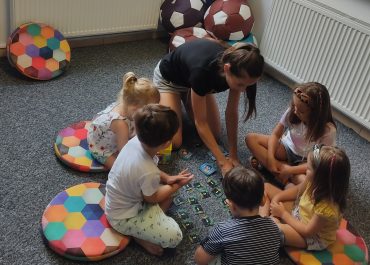 Gry i zabawy w domu, które utrwalą angielskie słówka najmłodszych